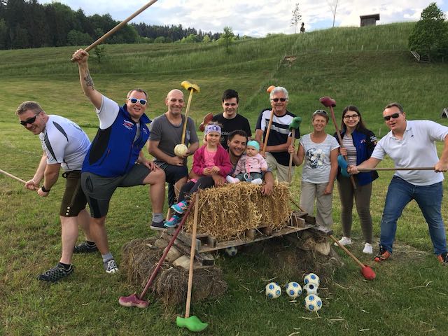 Die „Bauerngolfer“ in fröhlicher Runde mit ihren Spielgeräten hatten jede Menge Spaß